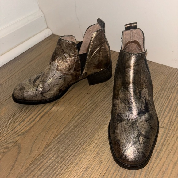 Seychelles Offstage Chelsea Boots Metalic Gold floral ankle boots booties size 6 - Picture 10 of 12
